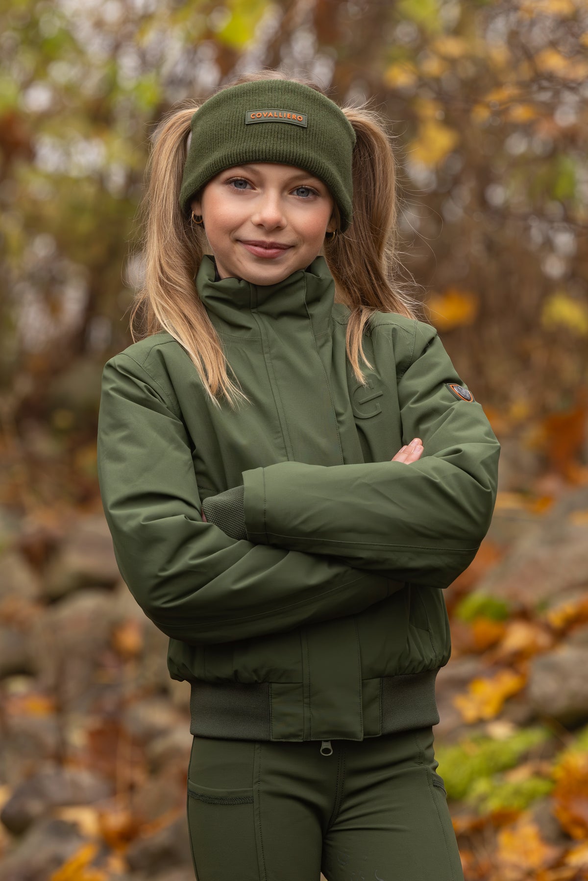 Covalliero Herbst Winter 2026 – Mädchen im grünen Reitoutfit mit Forest Green Stirnband