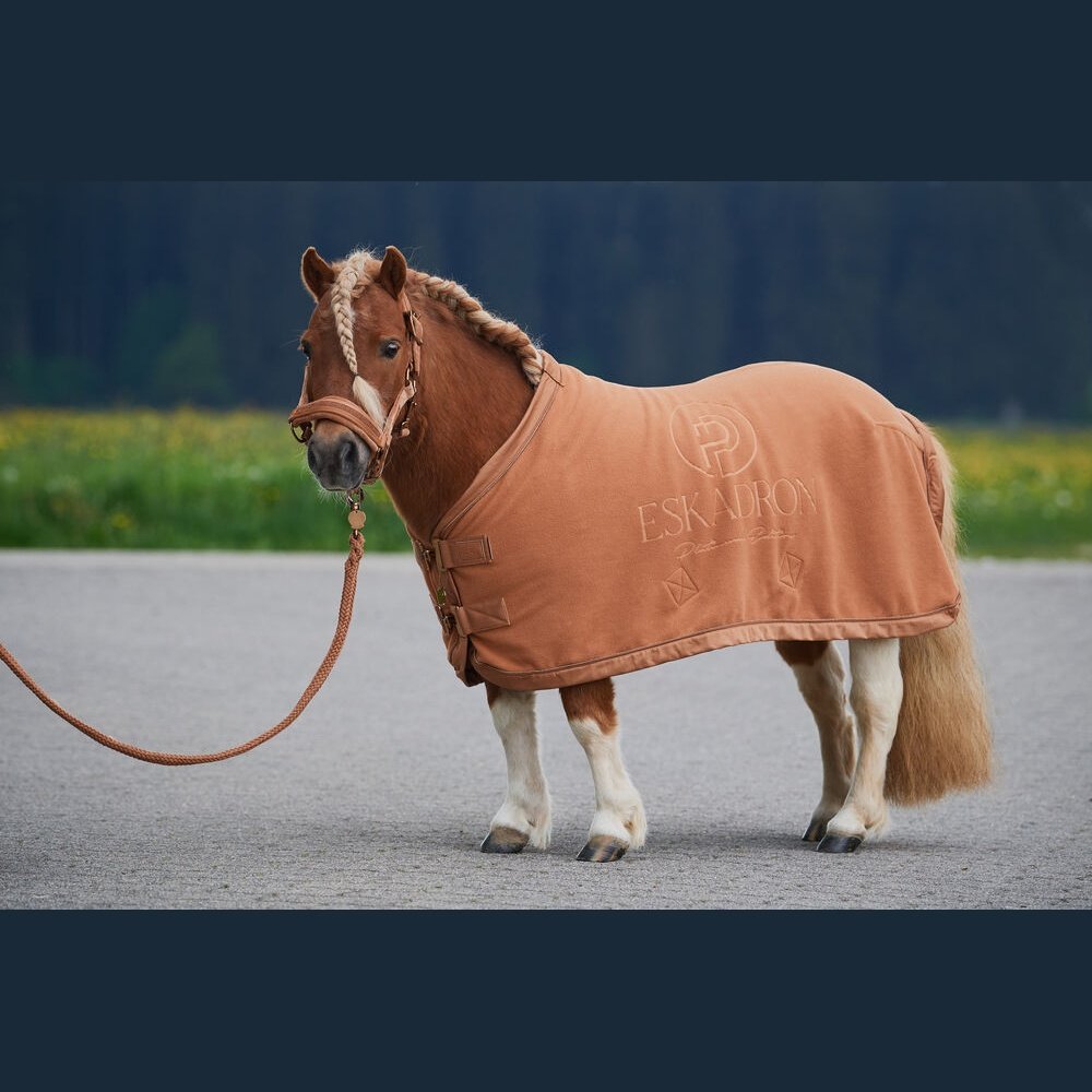 ESKADRON Platinun 23/24 Abschwitzdecke FLEECE STAMP Shetty/Pony cognac bei SP-Reitsport