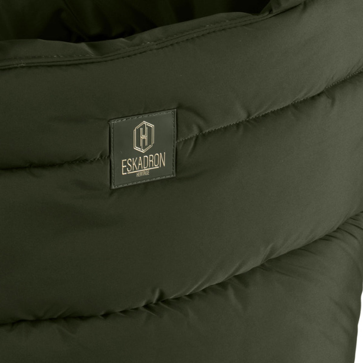ESKADRON Heritage Shopper Tasche Quilt Deep Moss (150) – Detailaufnahme Original-Logo und Quilt-Steppung