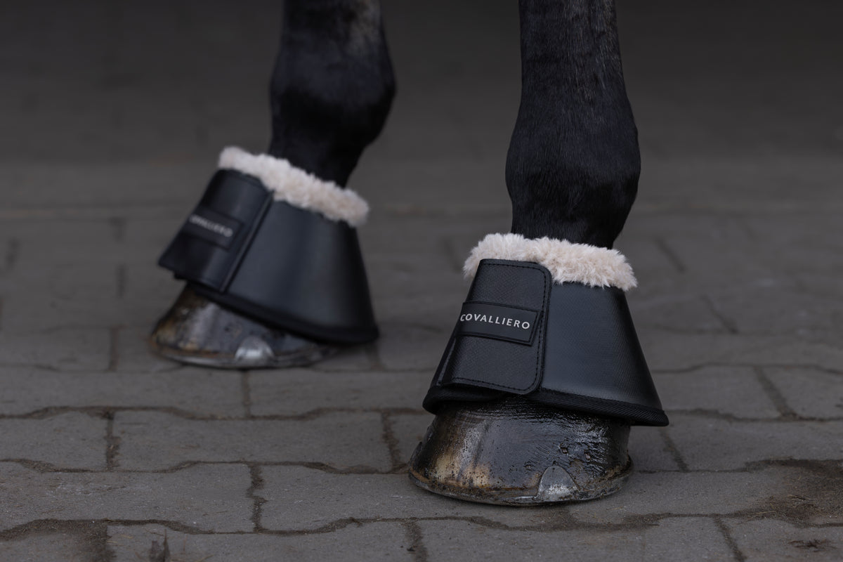Covalliero Hufglocken mit Kunstfell – Anwendungsbild Herbst-Winterkollektion 2026