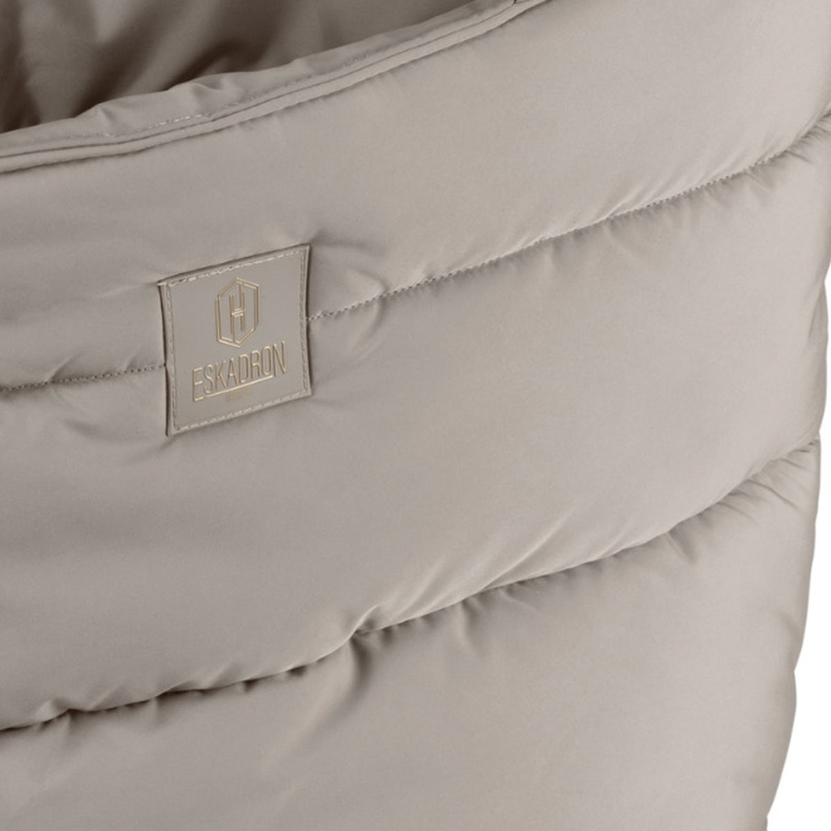 ESKADRON Heritage Shopper Tasche Quilt Ash (040) – Detailaufnahme Original-Logo und Quilt-Steppung